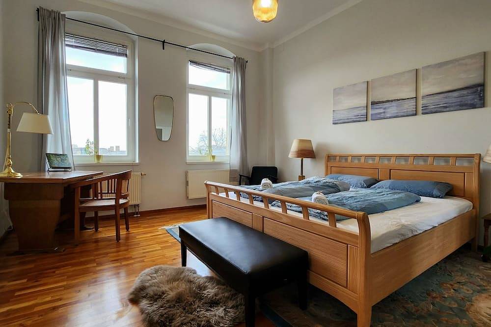 Ganze Wohnung, 4 Raum Wohnung mit Balkon auf 120sqm in Top Lage in Dresden-Neustadt, Dresden