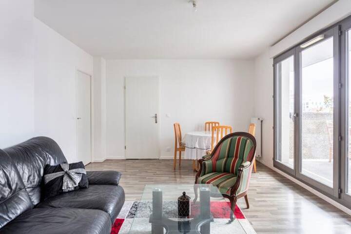 Chambre d’hôte pour 2 personnes, avec Balcon ainsi que Terrasse et Vue dans Stade de France