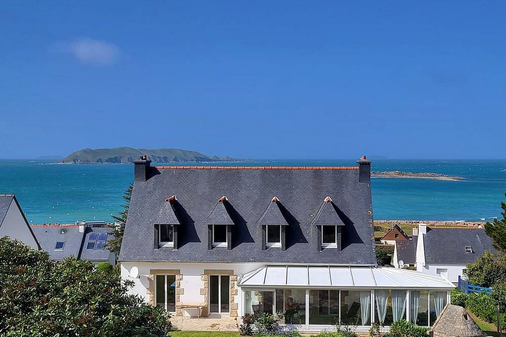 Brittany holiday home sea view, conservatory, sleeps 8 near beach prime location in Trélévern, Costa de granito rosa