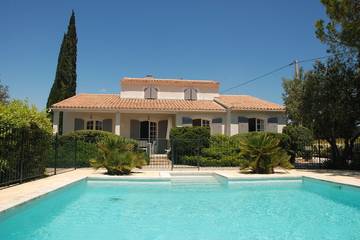 Gîte pour 6 personnes, avec terrasse et jardin à Gigondas
