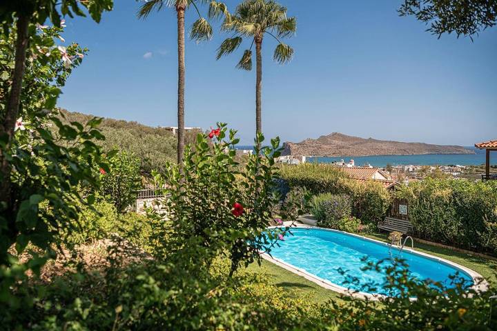 Appartement de vacances pour 4 personnes, avec vue ainsi que piscine et jardin