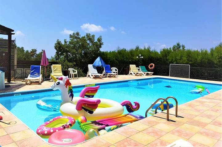 Holiday rental for 20 people, with hot tub and garden in Peyia
