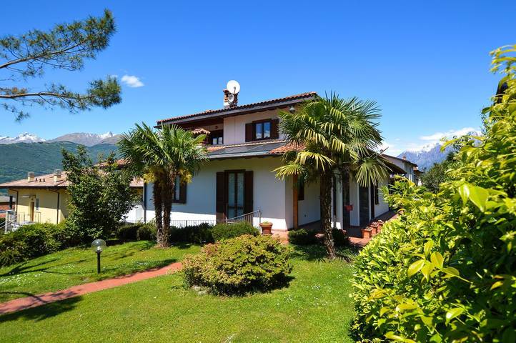 Ferienwohnung für 6 Personen, mit Terrasse und Garten sowie Pool und Seeblick in Colico