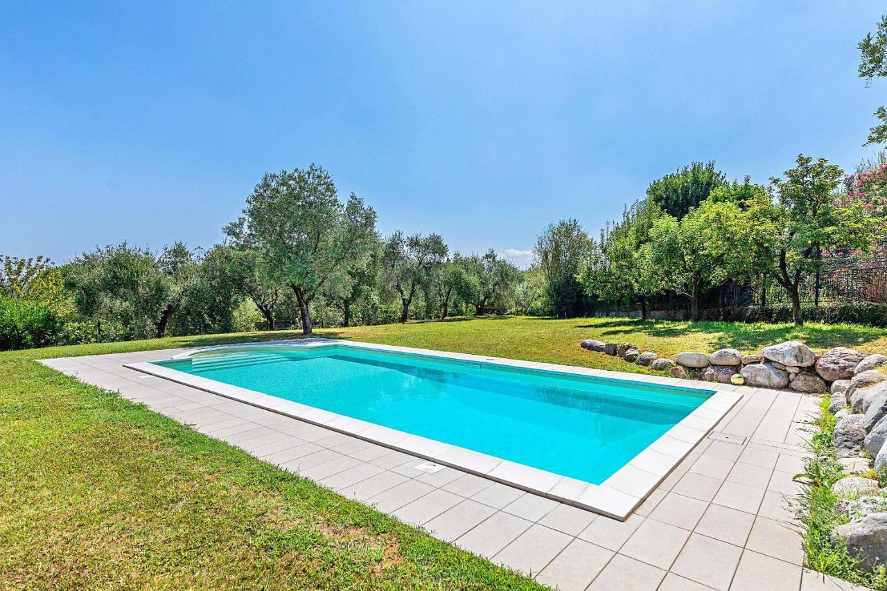 Villa Elisa by Whale Homes in Padenghe sul Garda, Prealpi Gardesane