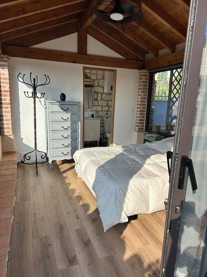 Chambre d’hôte pour 2 personnes, avec terrasse et vue ainsi que jardin et piscine