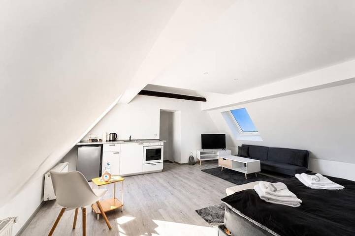 Ganze Wohnung, Modernes Dachstudio mit Küche & kostenlosem Parkplatz in Bielefeld, Nordrhein-Westfalen