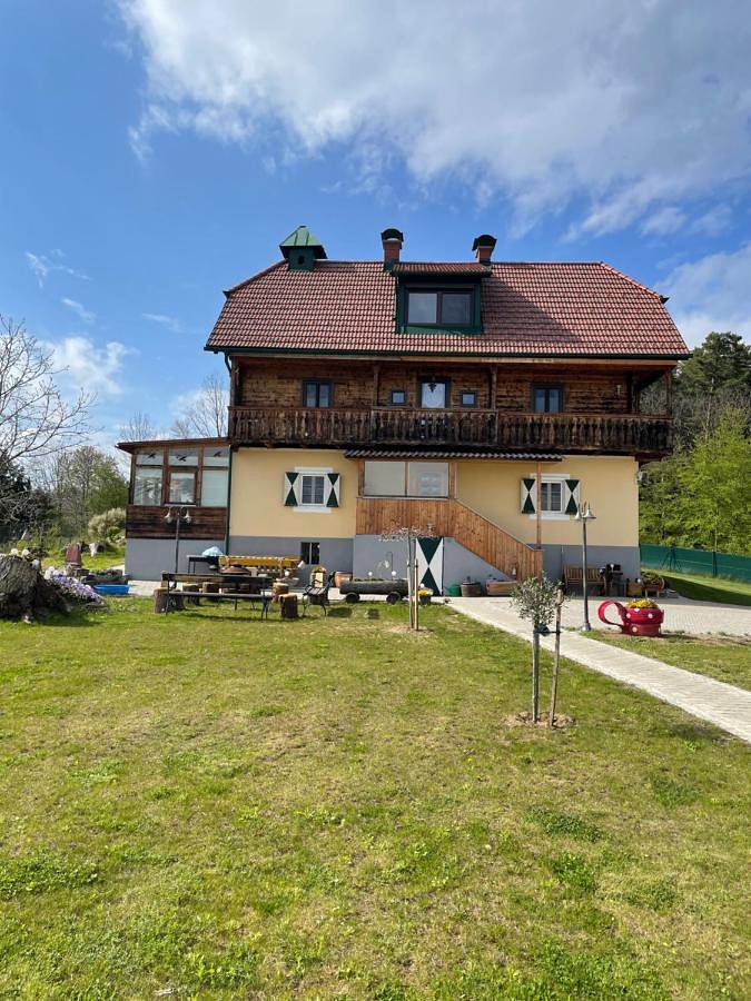 Ferienwohnung für 6 Personen, mit Balkon und Terrasse sowie Garten und Ausblick in Graz