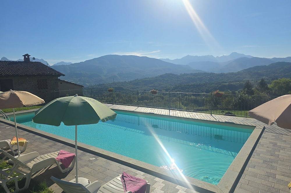 Two Apartments, Private Pool, Walk to Village Restaurants, Sleeps 12, Great view in Castiglione di Garfagnana, Garfagnana