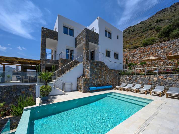 Villa for 10 people, with Balcony and Terrace as well as Garden and Pool in Agios Nikolaos