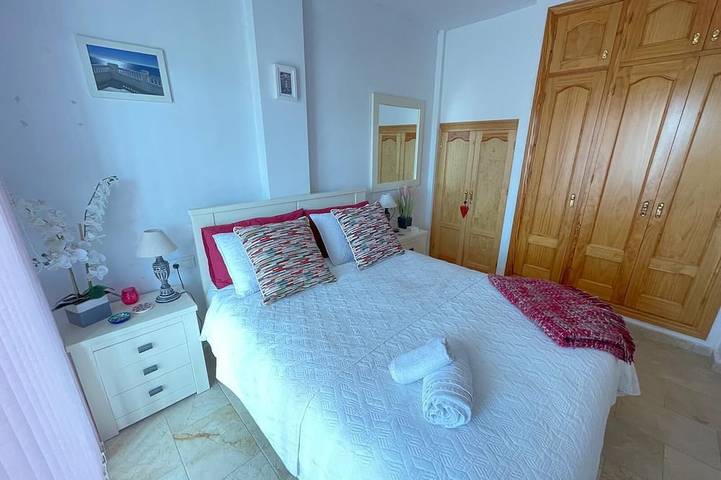 Appartement entier, Stunning views, centrally located modern apartment. Air con, Pool, Wifi and Sky. in Frigiliana Road, Frigiliana