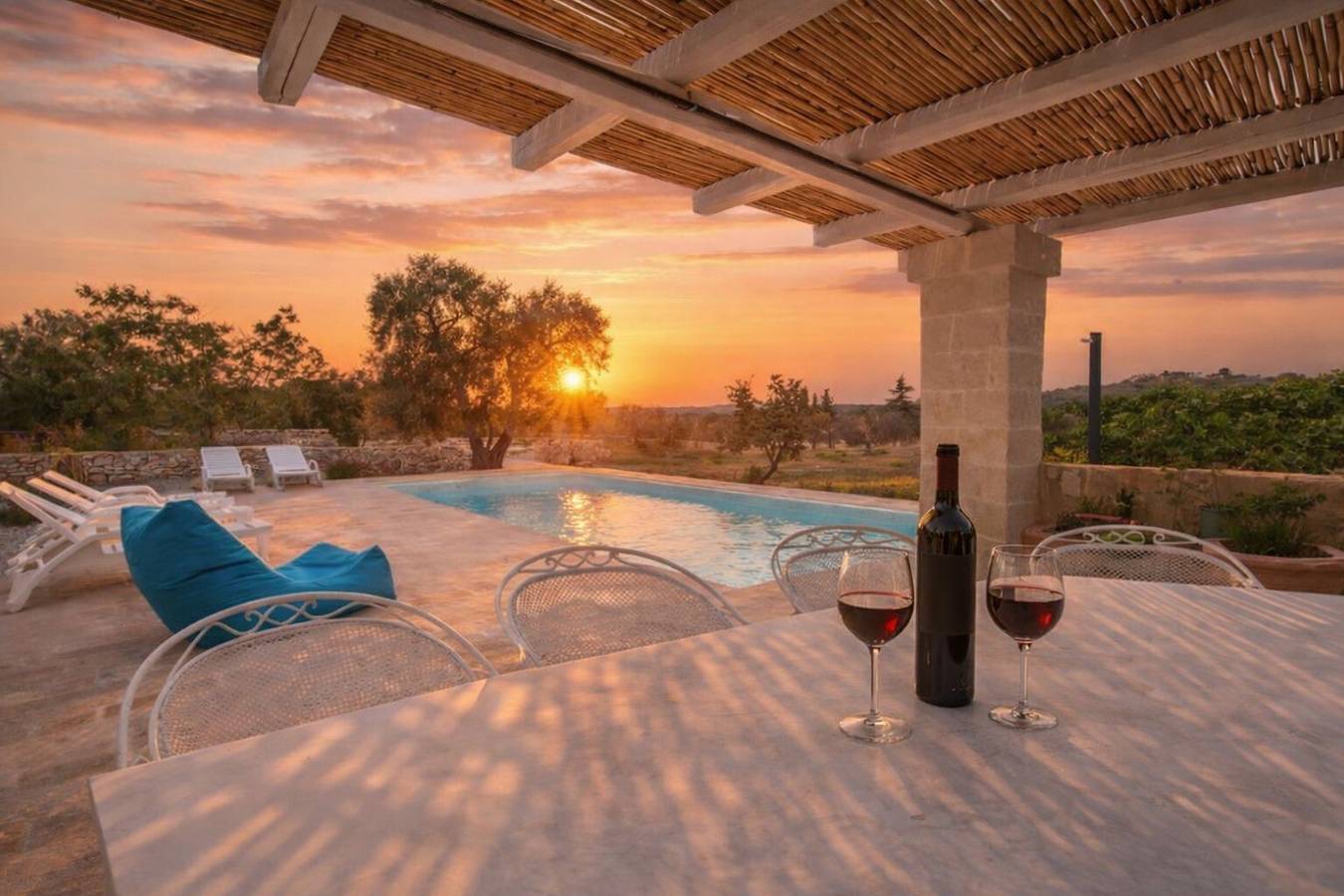 Suite met zwembad in Ostuni tussen de olijfbomen in Ostuni, Salento
