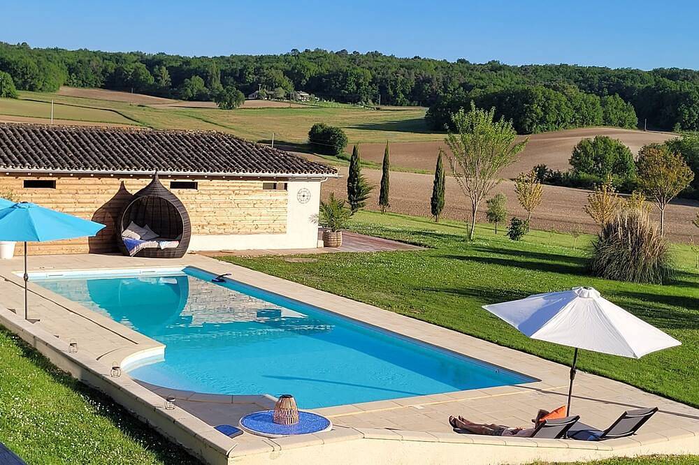 Tranquility, beautiful views, with large heated swimming pool in Lot et Garonne in Salles (Lot-et-Garonne), Région de Villeneuve-sur-Lot