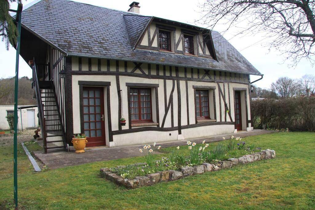 Maison normande avec grand jardin proche de la mer et de Paris in Beaumont-le-Roger, Région de Bernay