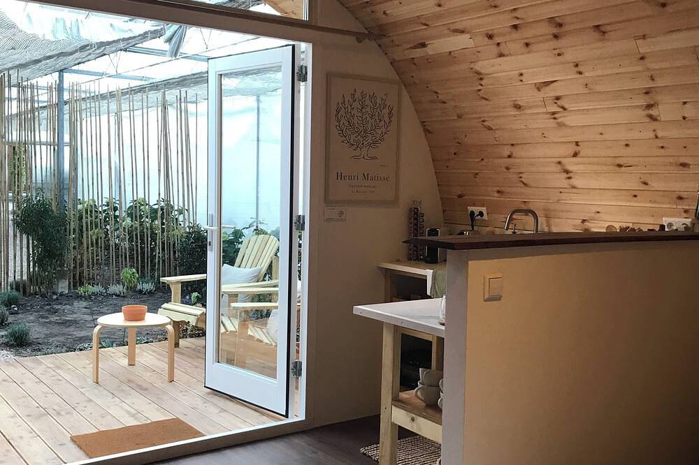Unique Tiny House with Hot tub in Nordholland