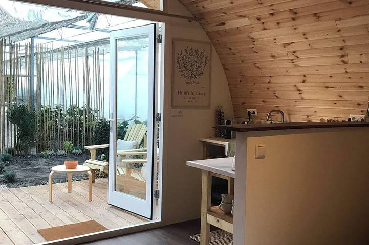 Unique Tiny House with Hot tub in Nordholland