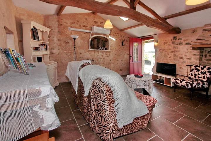 Location de vacances pour 2 personnes, avec jardin ainsi que piscine et vue, adapté aux familles à Saint-Maigrin - 4