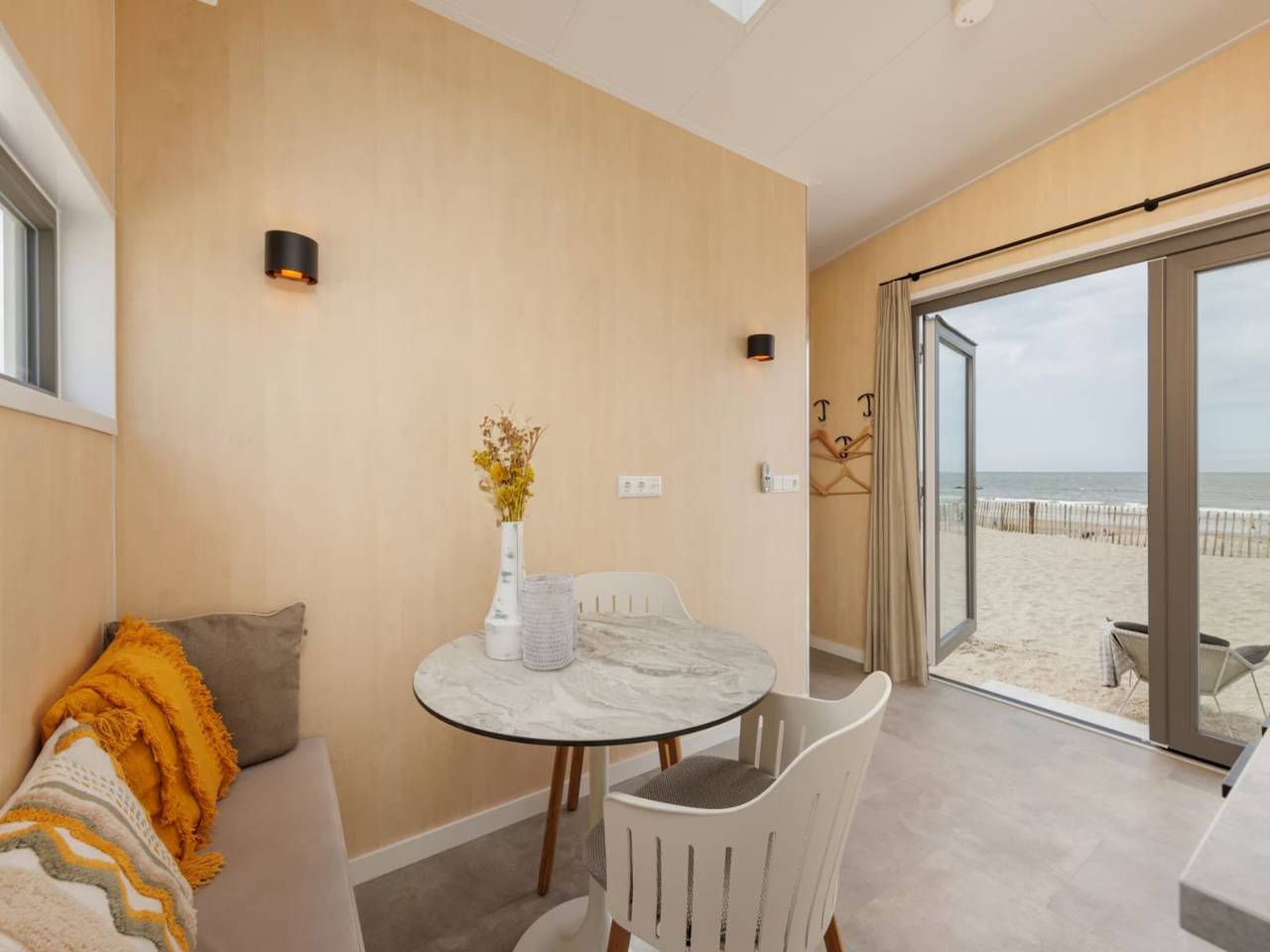 Strandhuis met gedeeltelijk zeezicht in Zandvoort, Nederlandse Noordzeekust