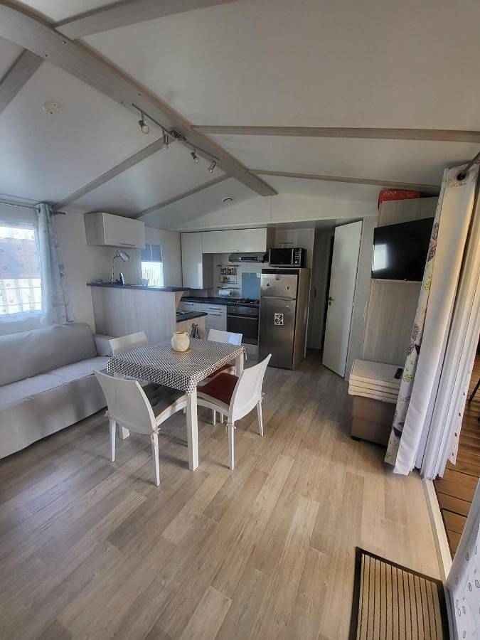 Camping pour 6 personnes, avec Terrasse et Jardin ainsi que Bassin pour enfant et Piscine
