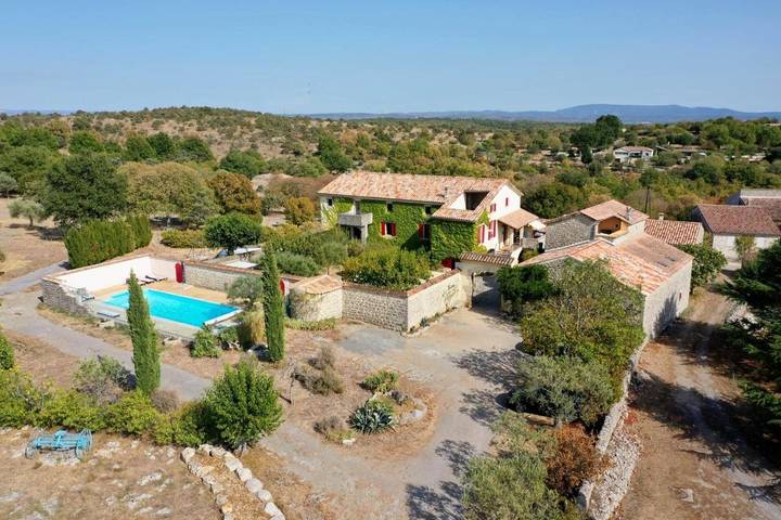 Maison d’hôte pour 6 personnes, avec jardin ainsi que piscine et vue, animaux acceptés en Ardèche