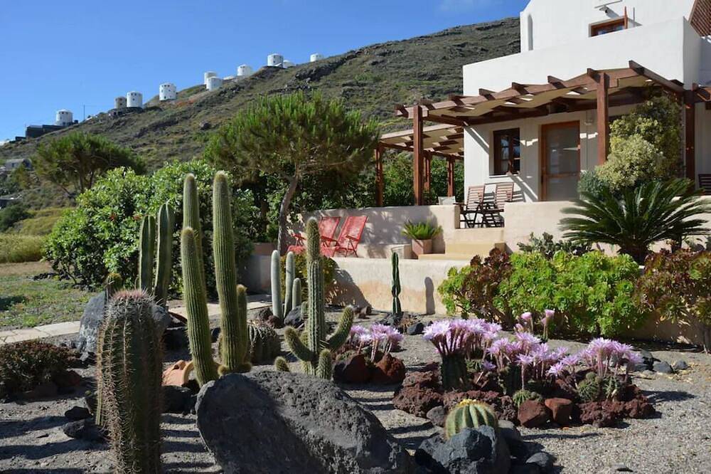 Absolute Peace in a beautiful setting - south villa in Santorini