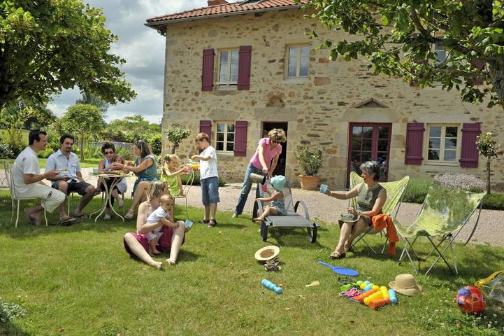 Gîte pour 14 personnes, avec jardin ainsi que terrasse et piscine à Lavignac