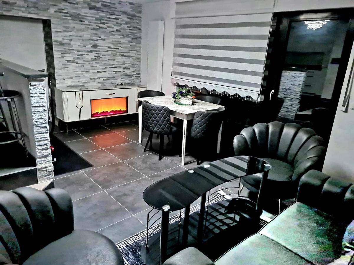 Ganze Ferienwohnung, Double Room with Private Bathroom in Chorweiler, Köln
