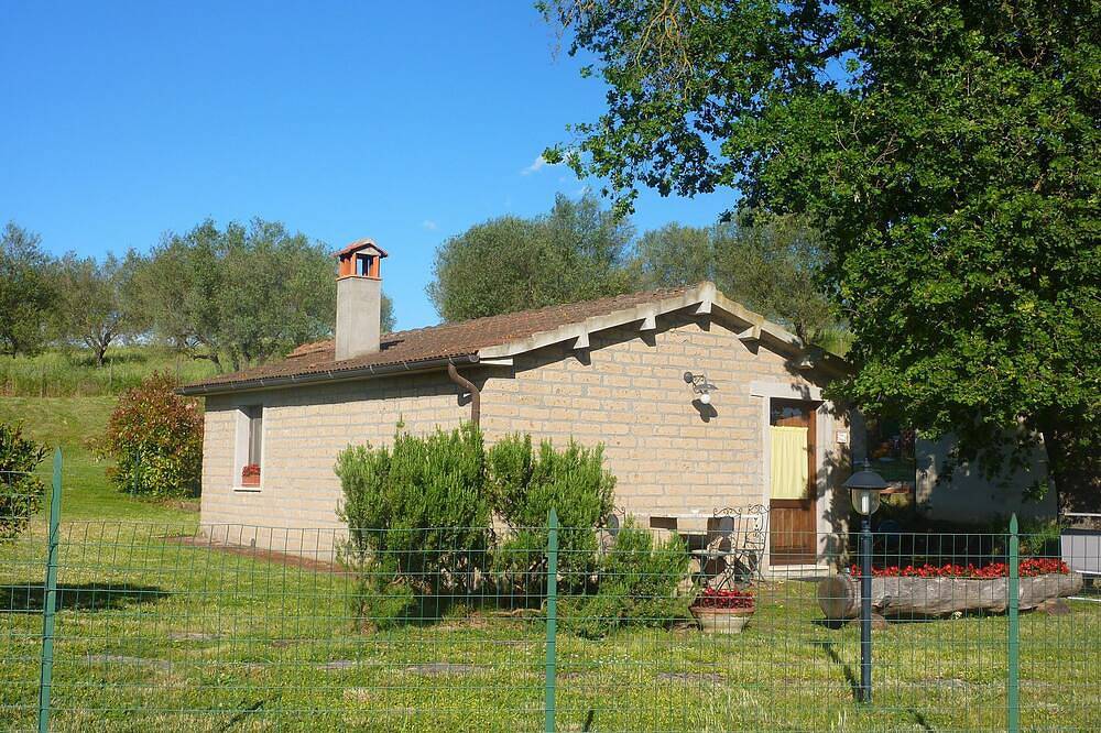 Casa Rina: Detached house with 400 M2 private fenced garden, swimming pool. in Pitigliano, Grosseto Provinz