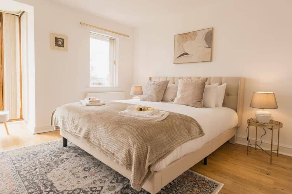 5 Bedroom Home, Sleeps 10, Nr Royal Liverpool Golf in Merseyside