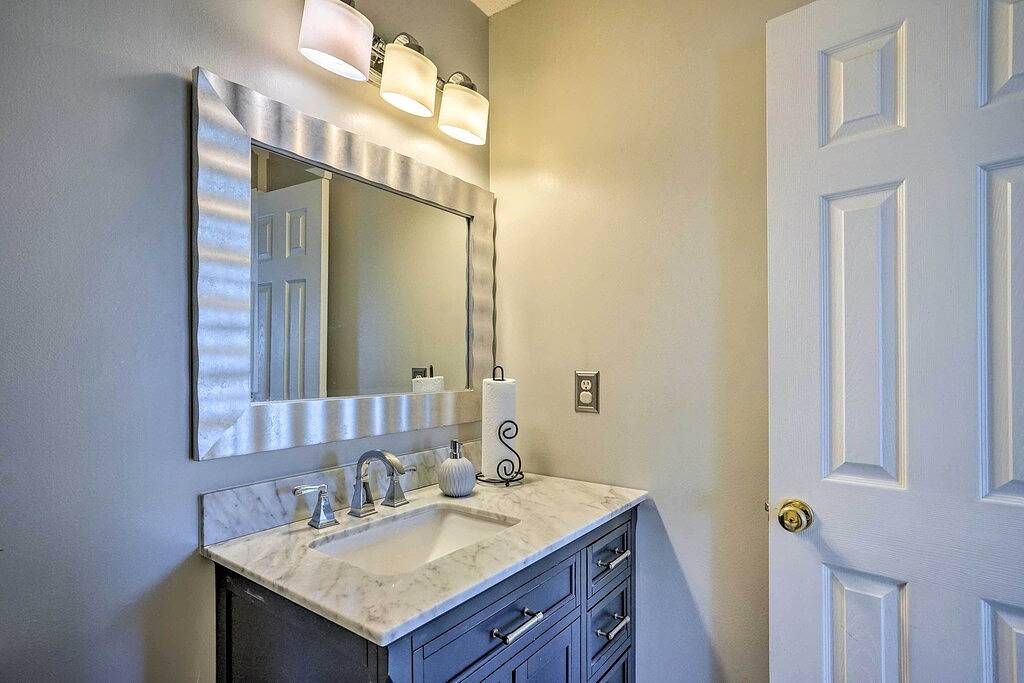 9 Mi to Richmond: Sandston Home w/ Office in Henrico County