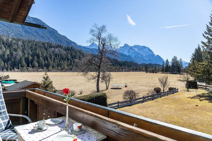 Entire apartment, Holiday Apartment 'Alpenblick Tilly - Soiernsee' with Mountain View, Shared Garden and Wi-Fi in Krün, Bavarian Alps