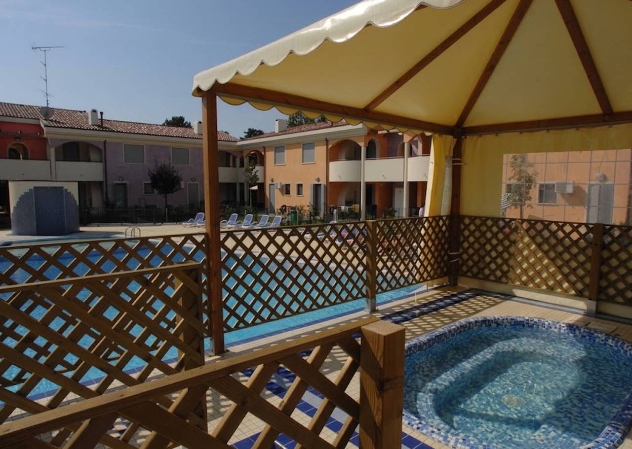 Ganze Wohnung, Rückzugsort im Garten am Pool in Bibione, San Michele al Tagliamento