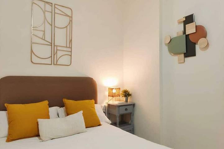 Entire apartment, Homey Seville. Duplex with Terrace in Santa Cruz, Sleeps 5, Parking Optional in Casco Antiguo, Sevilla