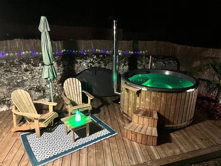 Location de vacances pour 6 personnes, avec Balcon et Jacuzzi ainsi que Terrasse et Jardin à Ceyzérieu