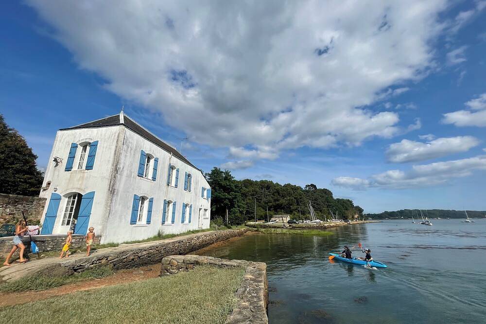 Waterfront house, sleeps 8 in Bono, Côte des Mégalithes