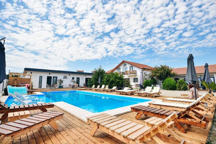 Maison d’hôte pour 2 personnes, avec Terrasse et Jacuzzi ainsi que Jardin et Piscine dans Constanța