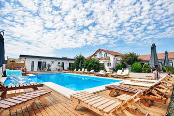 Maison d’hôte pour 2 personnes, avec sauna et jacuzzi ainsi que jardin et piscine dans Constanța