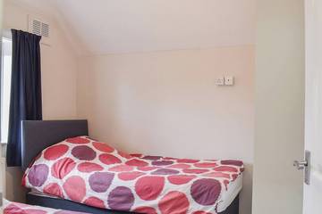 Log Cabin for 4 People in Poole, Poole Harbour, Photo 3