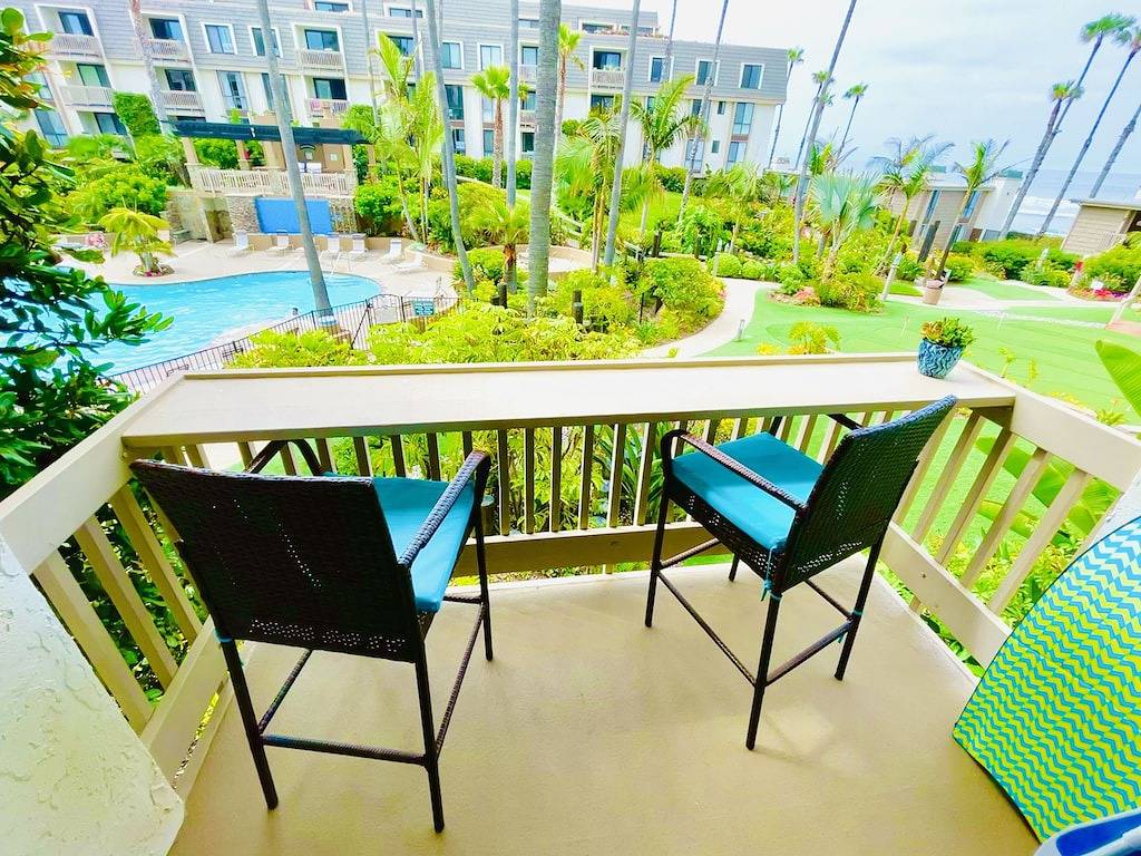 Ganze Wohnung, Oceanfront Condo...Views and sounds of the surf from Balcony and Bedroom in Oceanside, San Diego County