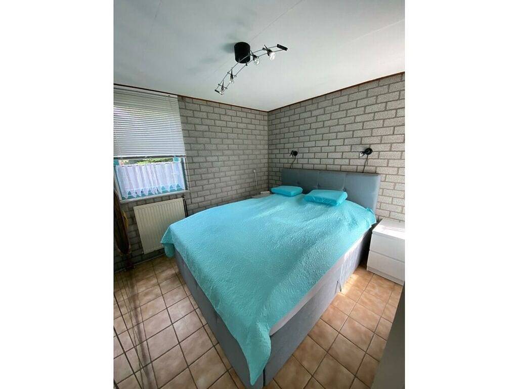 Noordzee omheind met hond in Nederlandse Noordzeekust