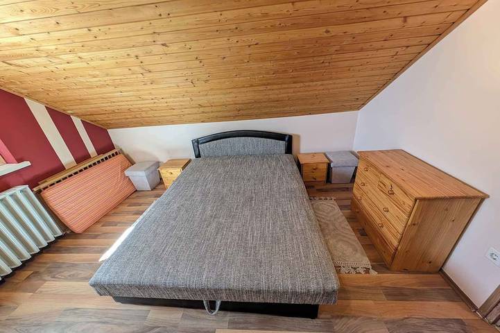 Ganze Wohnung, Ferienwohnung mit Klimaanlage, Wlan und großem Garten in Balatonszarszo, Plattensee Südufer