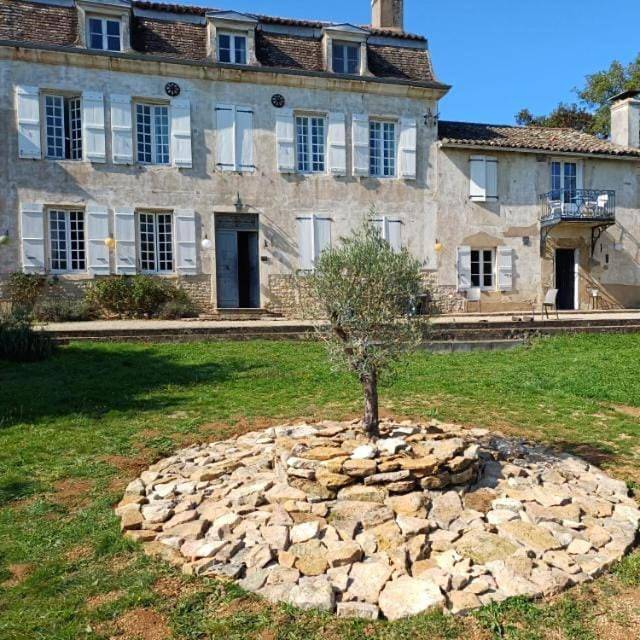 Chambre d’hôte pour 4 personnes, avec jardin et piscine ainsi que vue et terrasse, animaux acceptés