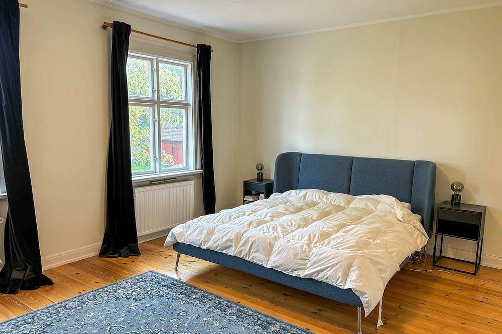 Seegut Hovmantorp – exklusives Ferienhaus am See mit Sauna & Platz für 12 Gäste in Rottnen