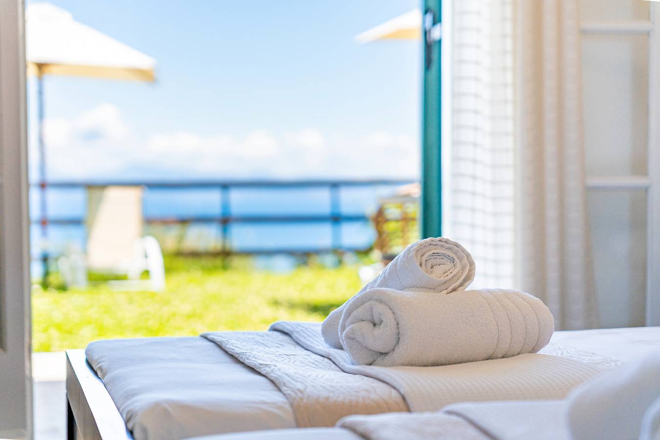 Zimmer 'Gartenblick 3' mit privater Terrasse, Wi-Fi und Klimaanlage in Benitses, Corfu, Korfu