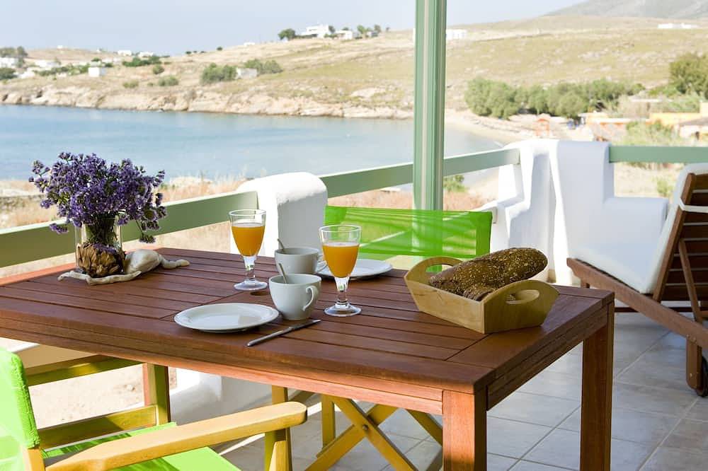Entire apartment, Julia's Beach Studio by the sea, with terrace and sea view. in Paros