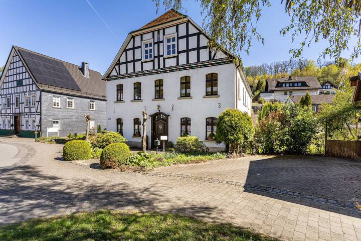 Geheel appartement, Vakantiewoning 'Sauerland Burgfenster' met bergzicht, gezamenlijke terras en wifi in Lennestadt, Sauerland