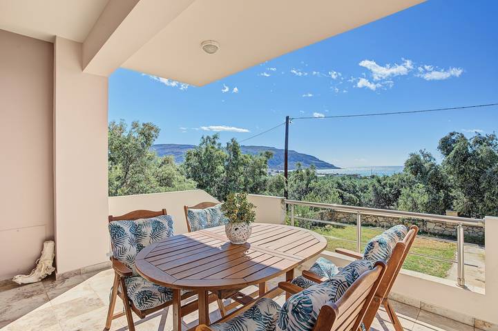 Vakantiehuis 'Remvi House Zee- en Bergzicht' met Uitzicht op Zee, Wi-Fi en Airco in Lasithi en omgeving