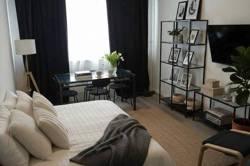 Entire apartment, Bright & Charming Studio at Alexanderplatz in Mitte Berlin, Berlin