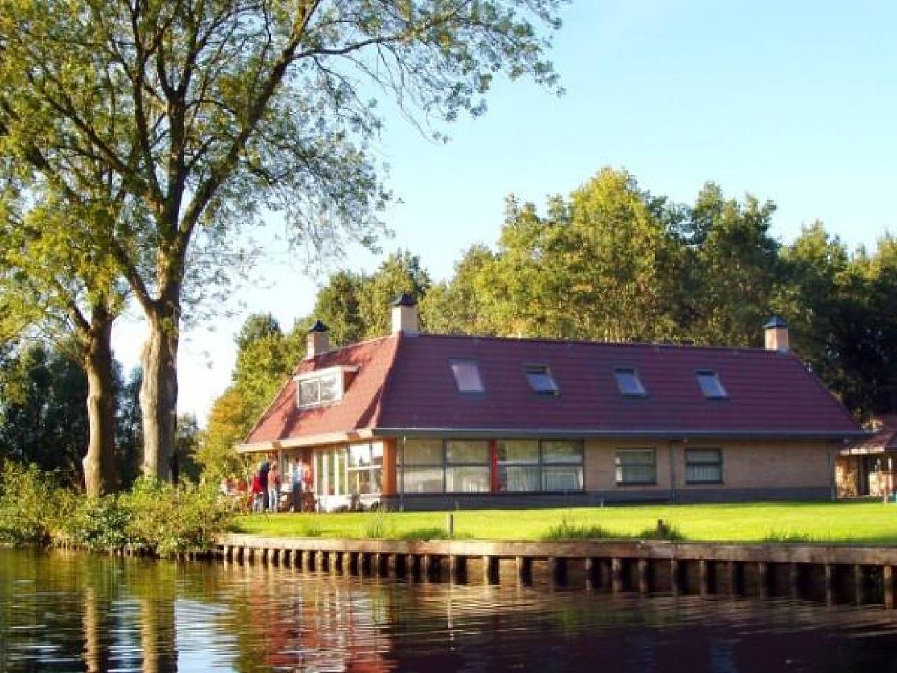 Luxus-Gruppenunterkunft für 40 Personen mit kostenlosem Internetzugang. in Ossenzijl, Nationalpark Weerribben-Wieden