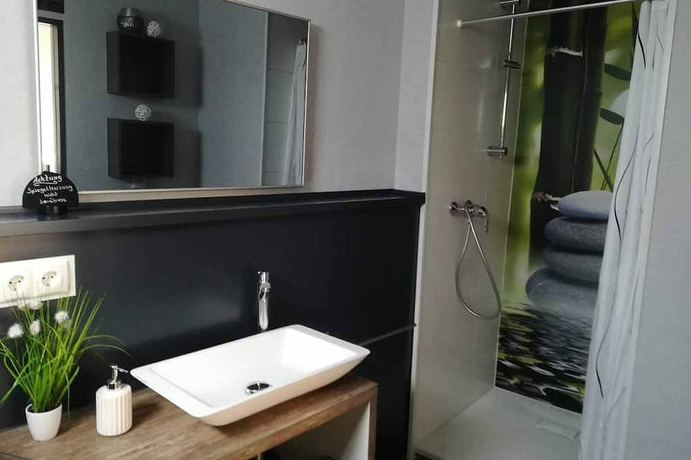 Neues, modernes, barrierefrei begehbares  Gästezimmer mit eigenem Bad in Neuwied, Osteifel