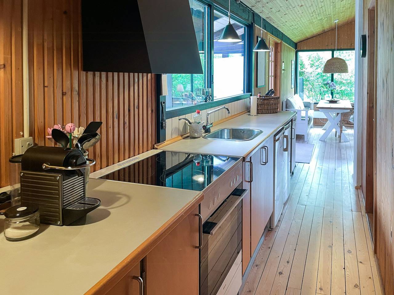Idyllisk sommerhus med hage og vinterhage nær kysten in Gilleleje, Kattegatkysten